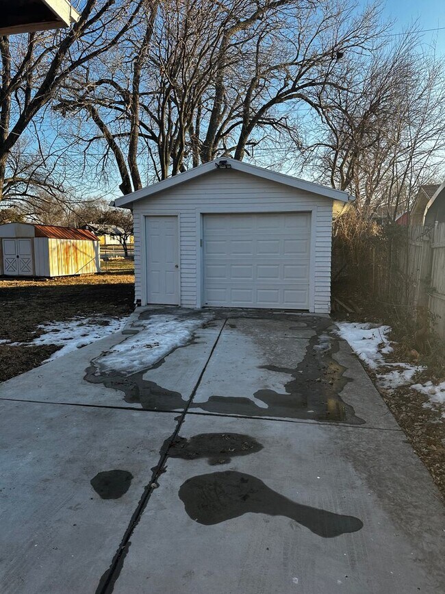 Building Photo - Recently Remodeled 3 Bed 2 Bath with Additional Finished Room