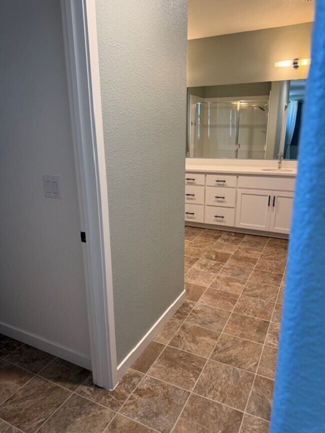 Building Photo - Home located in desirable Entrada Community!