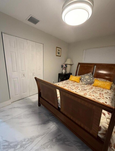 Building Photo - 1082 SW Bellevue Ave