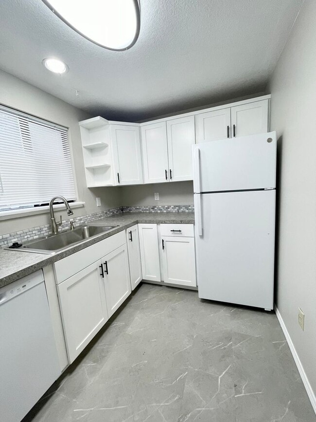 Building Photo - Large 2 bedroom, 1.5 bathroom Townhouse st...