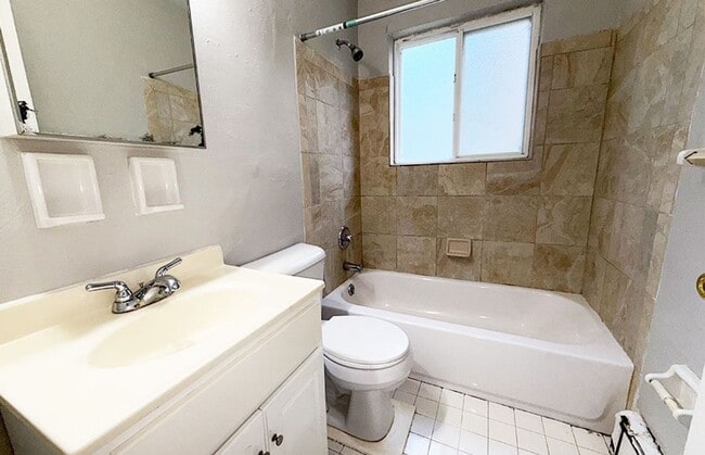 Interior Photo - 3239 Bishop Street