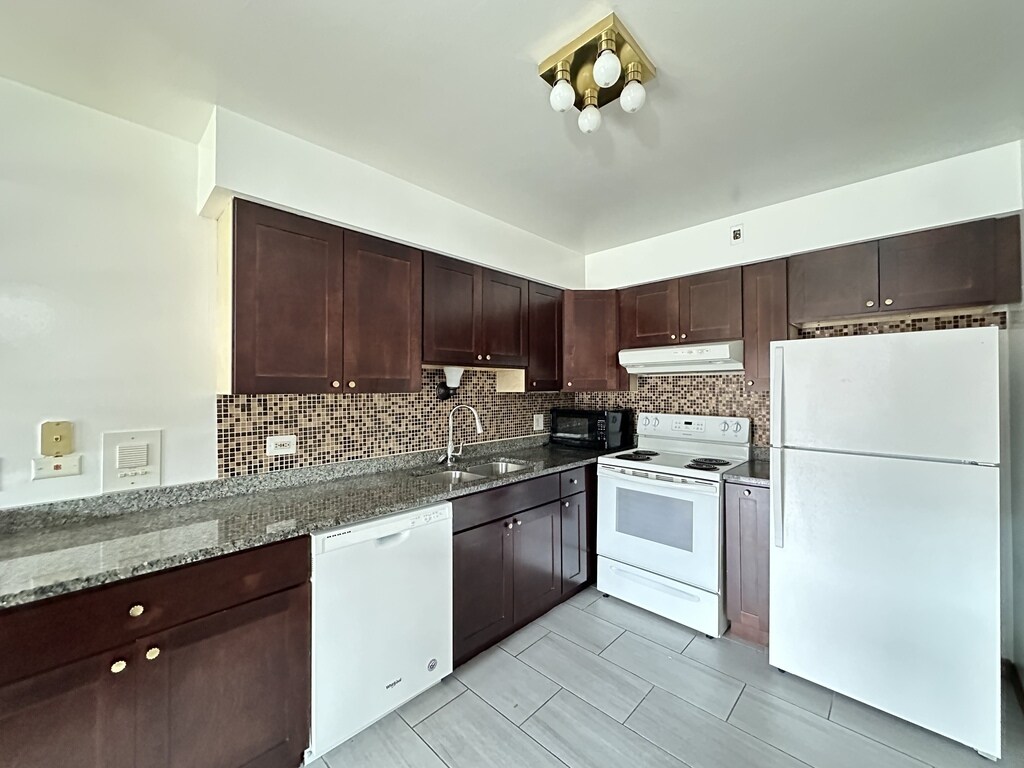 Building Photo - 1639 Oakwood Ave