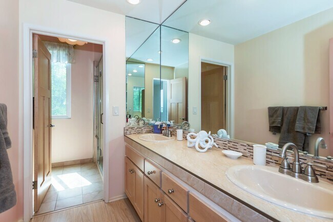 Building Photo - Fully Furnished Vacation Rental on the Mesa with Ocean Views! (Available 7/7/26- 11/30/26)