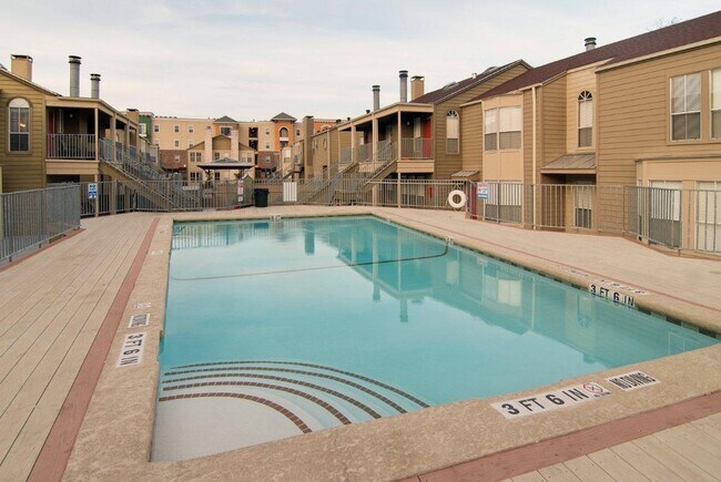 Building Photo - 1/1 Apartment Walking Distance to UT