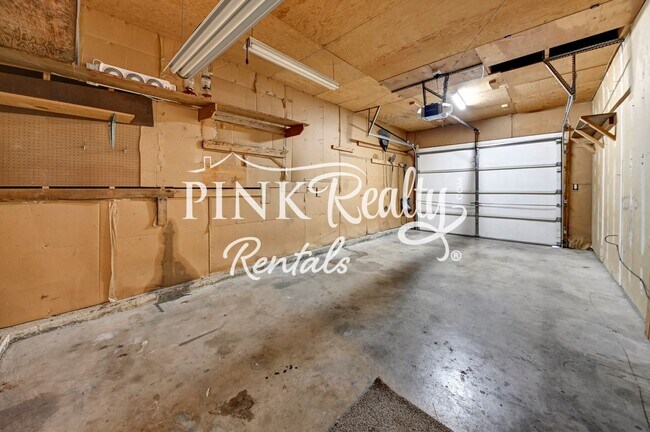 Building Photo - Nice 4 Bedroom Close to Peterson AFB and S...