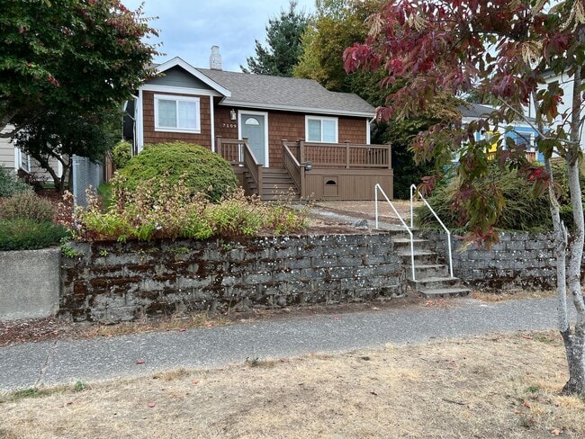 Building Photo - Charming and updated 2 bedroom, 1 bath bun...
