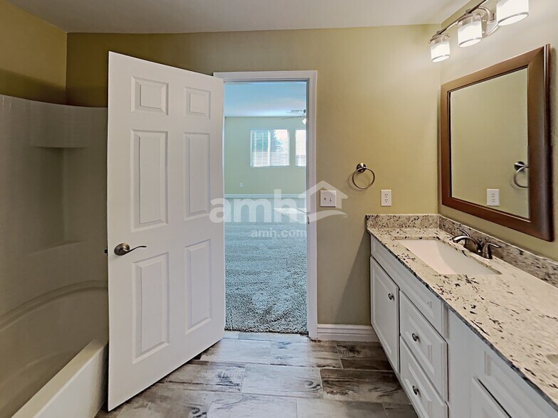 Building Photo - 8933 N Country Cove Tr