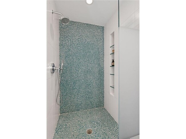 Building Photo - 3933 Zenith Ave S