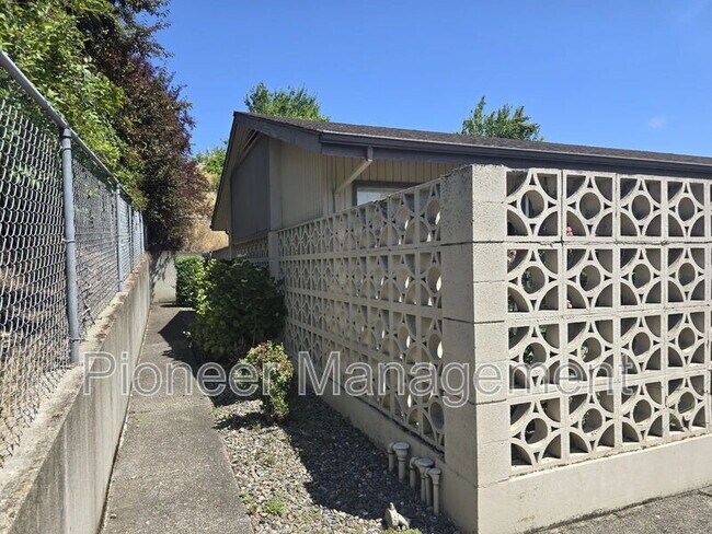 Building Photo - 881 NE Alameda Ave