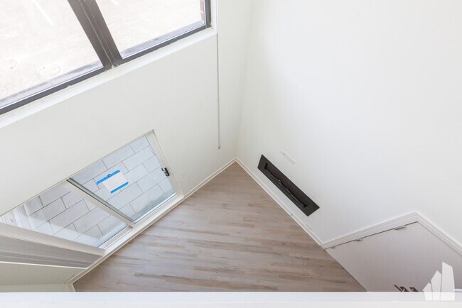 Building Photo - 944 West Grace-E102