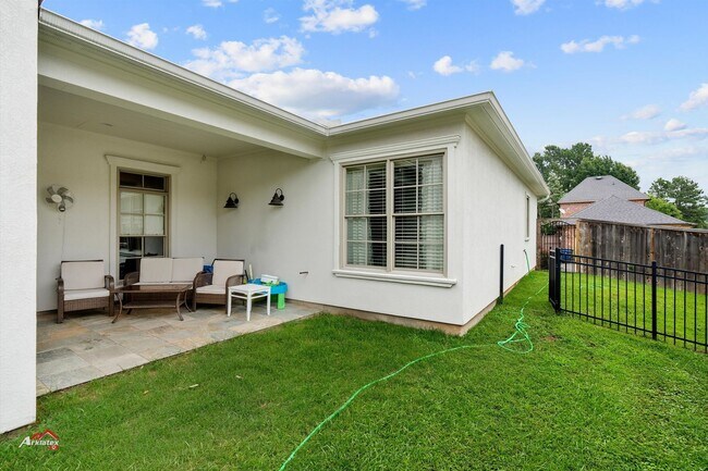 Building Photo - LUXURY LIVING IN THE PRESTIGIOUS PROVENANCE SUBDIVISION