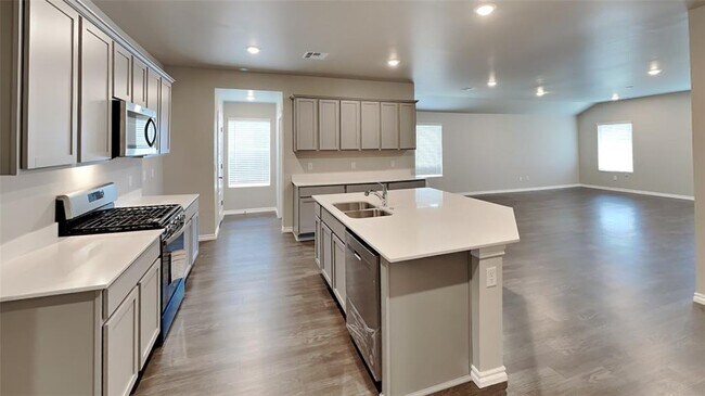 Building Photo - 2724 Dennis Dr