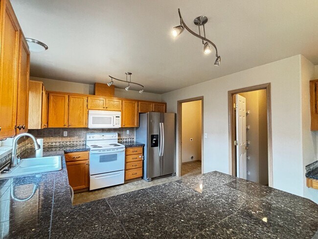 Building Photo - Spacious Spanaway Home