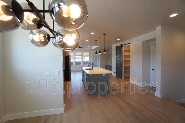 Building Photo - 3045 S Honeycomb Way