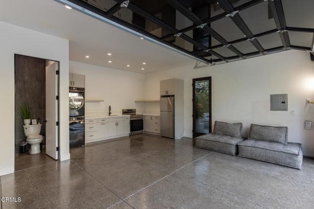 Building Photo - 620 Houseman St