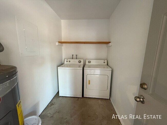 Building Photo - 1045 E University Dr