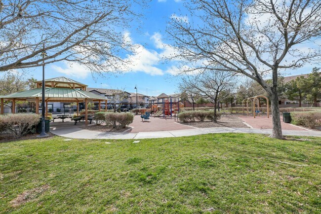Building Photo - Bright Ground-Floor Condo in Gated Traverse Point with Pool & Spa Amenities