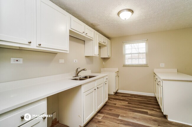 Building Photo - 6710 Skywae Dr