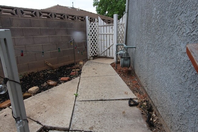 Building Photo - ALL utilities Included 2 Bedroom UNDER $1500