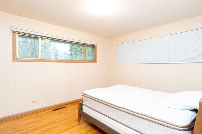 Building Photo - 3 Bedroom Single Level