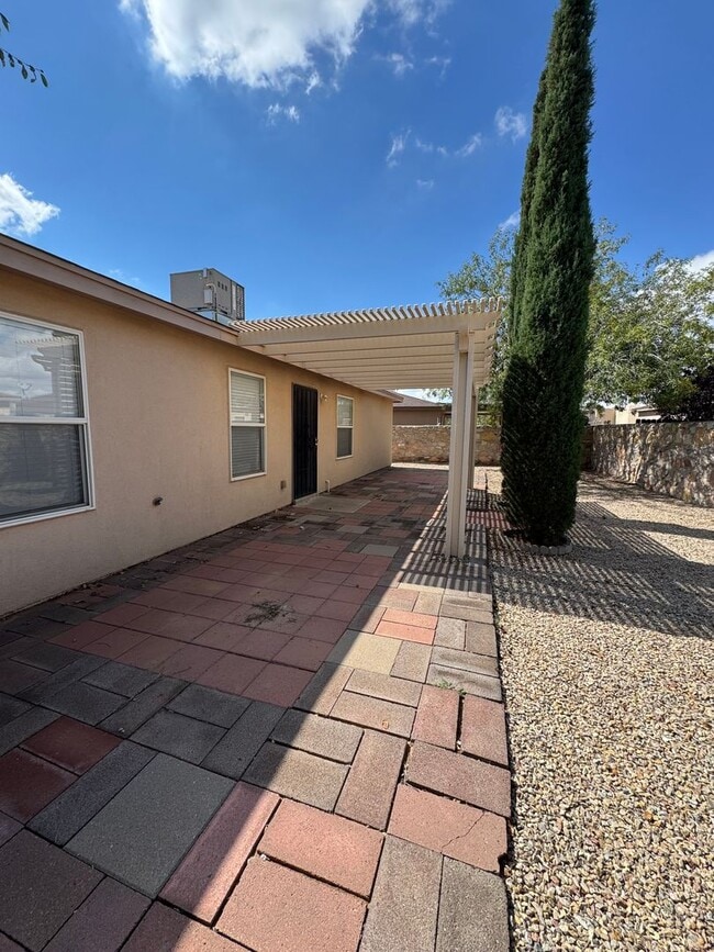 Building Photo - 5727 Pecan Ln