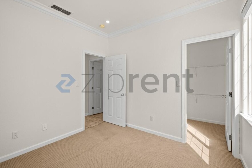 Building Photo - Unit