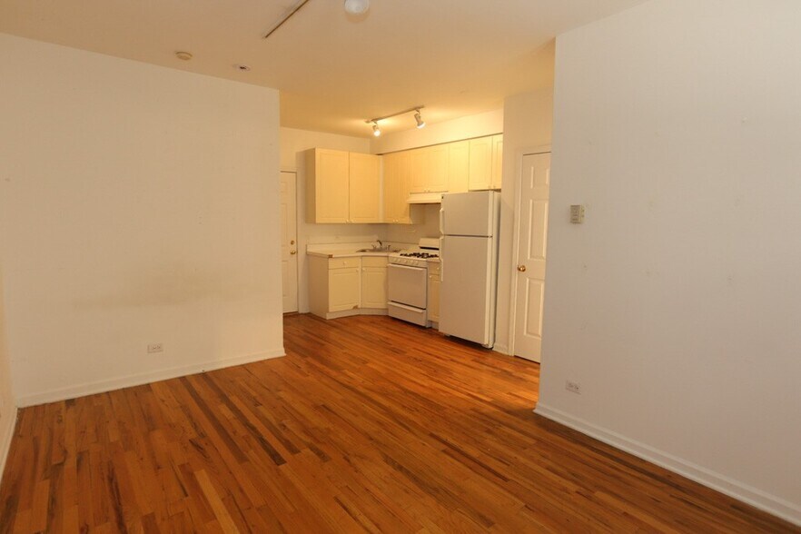 Building Photo - 922 W Dakin St