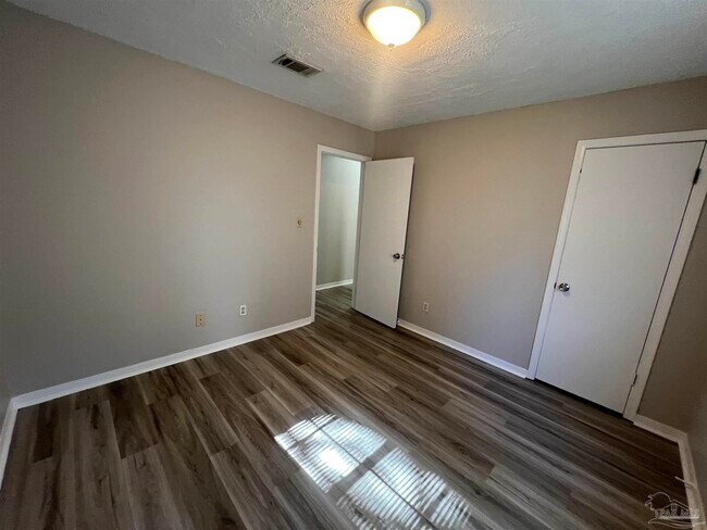 Building Photo - 842 Amberway Dr