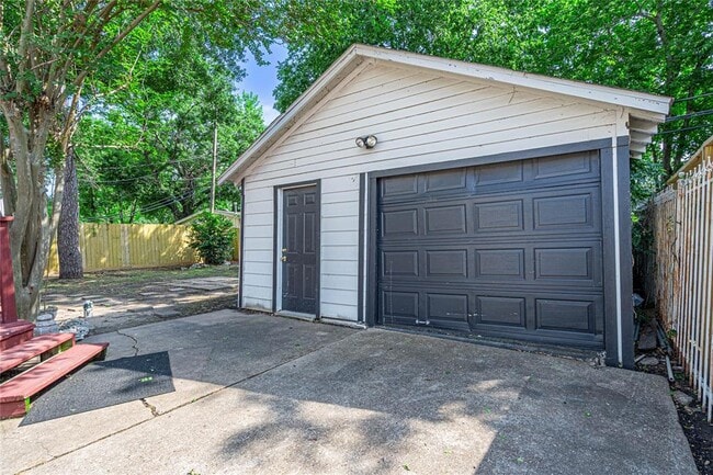 Building Photo - 3210 Oakdale St
