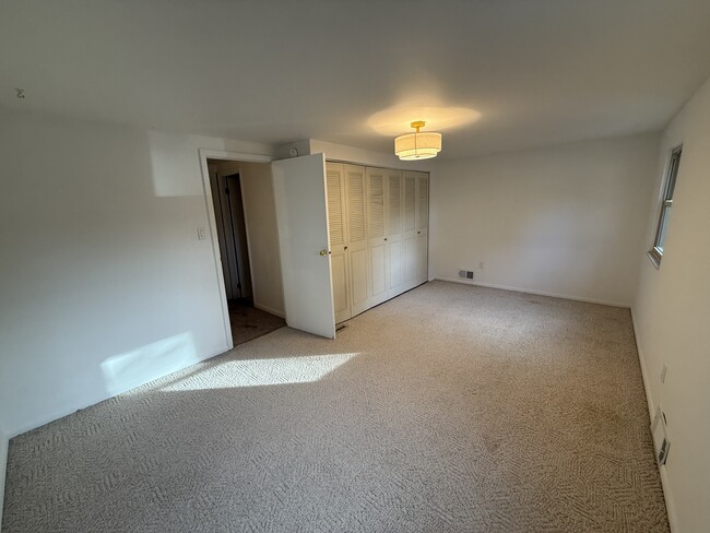 Building Photo - 111 Roberts Dr