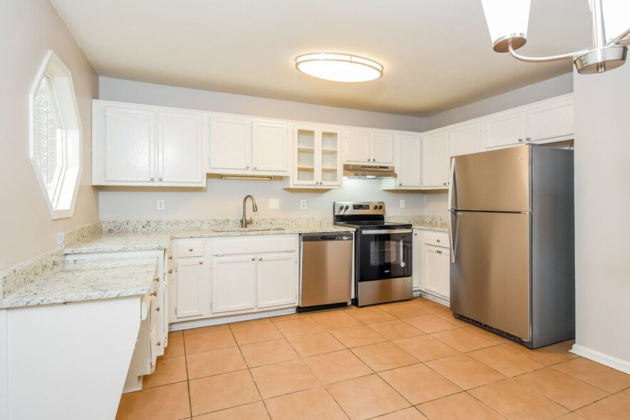 Building Photo - 221 Clydesdale Ln SE