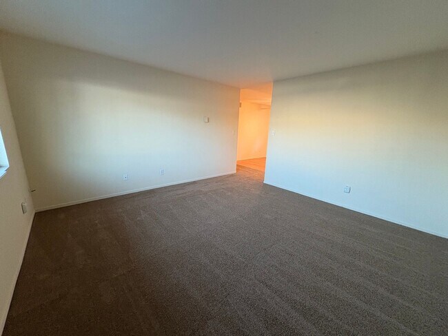 Building Photo - ***Move-in special 1/2 off 1st months rent...