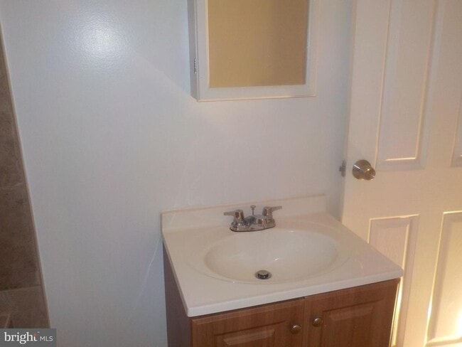 Building Photo - 569 N 58th St