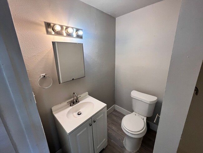 Building Photo - Gorgeous Studio Near The Pearl!