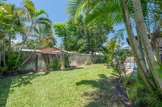Building Photo - Beautifully updated Pool Home