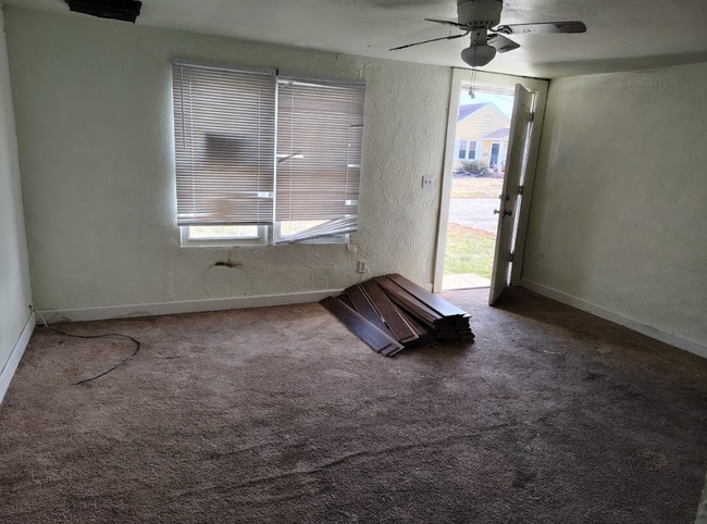 Building Photo - 208 Elm St