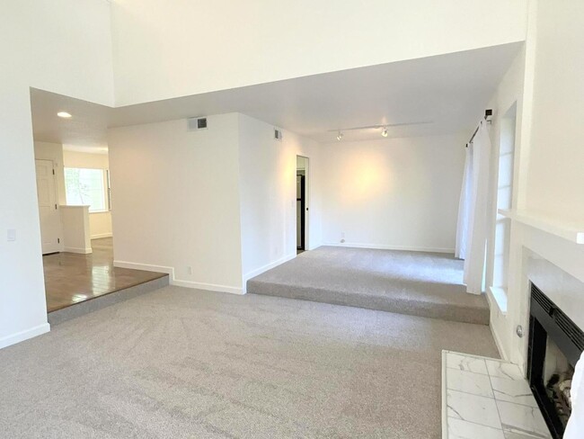 Building Photo - Wonderful Townhome In Walnut Creek Near He...