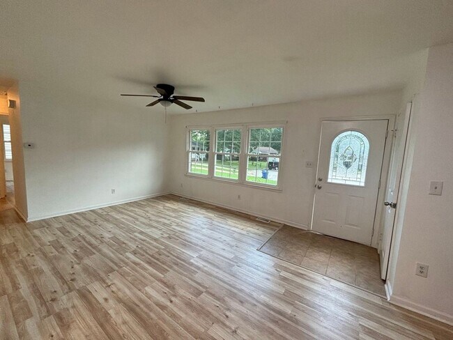 Building Photo - 163 Alva Cir