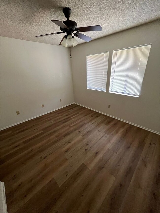 Building Photo - r328