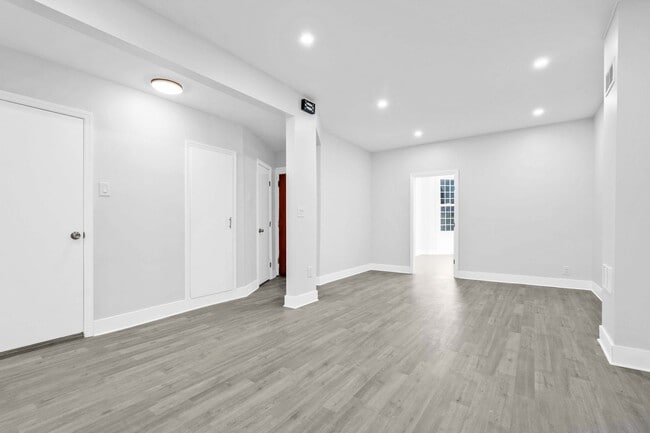 Building Photo - Spacious and Bright Renovated Parlour 2 BR/1BA with  Exclusive Backyard Access