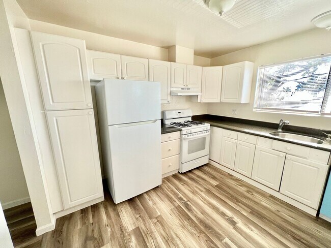 Building Photo - Charming and Cozy Two Bedroom apartment in North Vallejo with Great Views