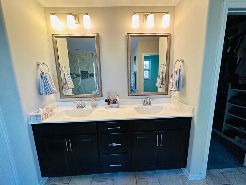 Building Photo - 226 Willow Point Cir