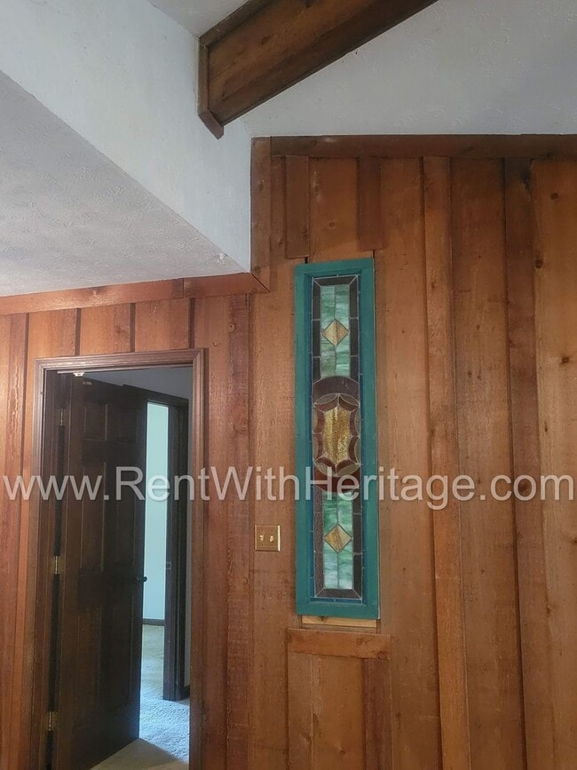 Building Photo - Charming Cabin Style Home on 1.3 Acres / F...
