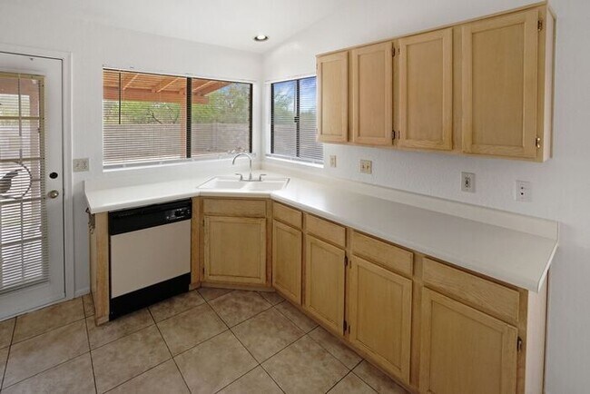 Building Photo - Stylish & Bright 3-Bed Oasis with Desert B...