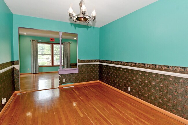 Building Photo - Charming 3-Bedroom Retreat with 2 Full Baths on South Meridian Street – 1516 Sq Ft of Comfort in ...