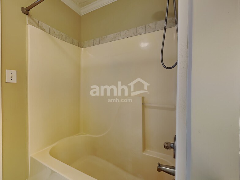 Building Photo - 6217 Highland Brook Dr