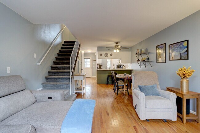 Building Photo - Wonderful 2 Bed 2 Bath Townhouse with Fireplace + Community Pool