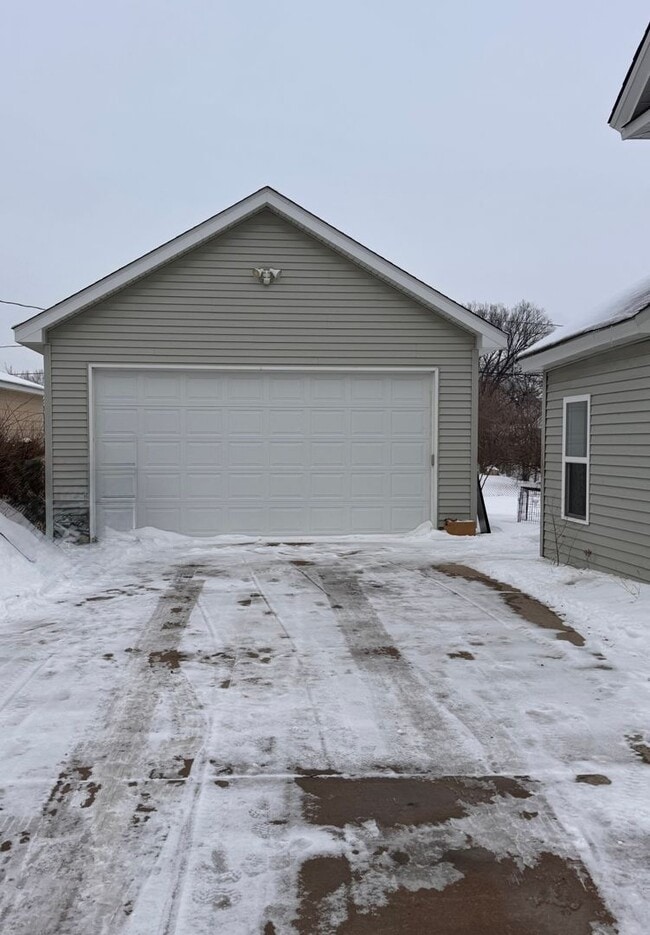 Building Photo - AVAILABLE NOW! Large 3 Bedroom, 2 Bathroom, with Extra Rooms and Two Car Garage in Anoka