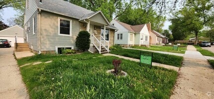 Building Photo - Move-In Ready Duplex Unit with Large Yard!