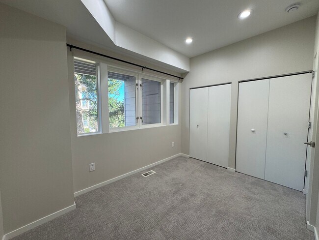 Building Photo - Breathtaking views of Chuckanut Bay!!